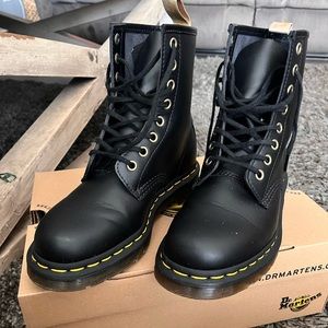 ‼️EUC DR. MARTENS VEGAN 1460 Women Size 6‼️